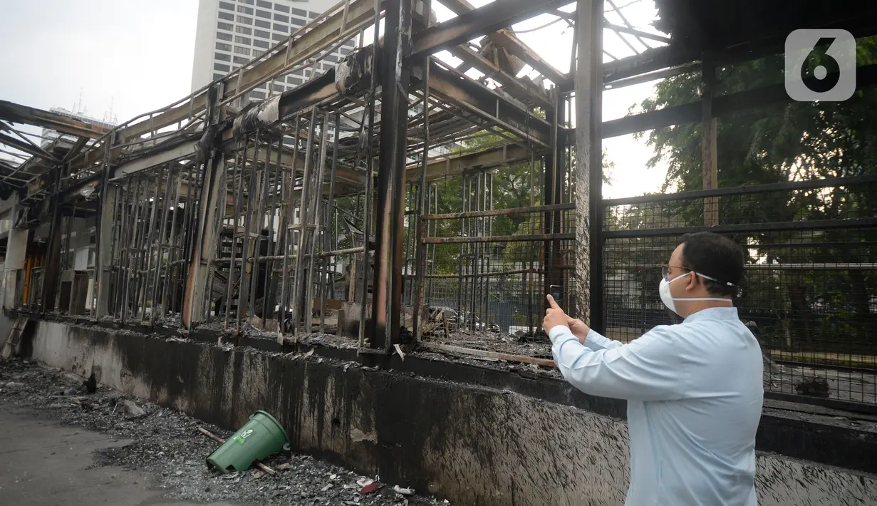 Gubernur DKI Jakarta Anies Baswedan meninjau sejumlah fasilitas umum yang rusak akibat demo RUU Cipta Kerja yang berujung kisruh di kawasan Bundaran HI, Jumat (9/10/2020). Anies melihat secara langsung Halte Transjakarta Tosari yang terbakar habis bersama Halte Bundaran HI. (merdeka.com/Dwi Narwoko)
