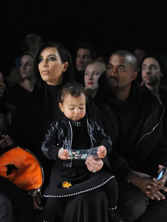 Kanye West pun tak berharap banyak untuk perceraiannya dengan Kim Kardashian. Kanye pun sudah berjuang menjadi ayah yang baik untuk North dan Saint West. (AFP/Bintang.com)