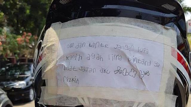 6 Tulisan di Helm Ojek Online Ini Penuh Makna, Bikin Haru