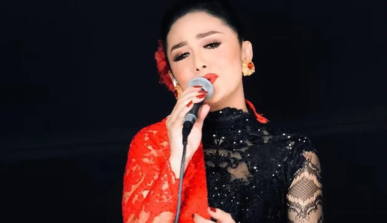 Tak hanya tampil menggunakan kebaya saat acara formal saja. Akan tetapi KD juga beberapa kali memilih menggunakan kebaya saat bernyanyi di atas panggung. (Liputan6.com/IG/@krisdayantilemos)