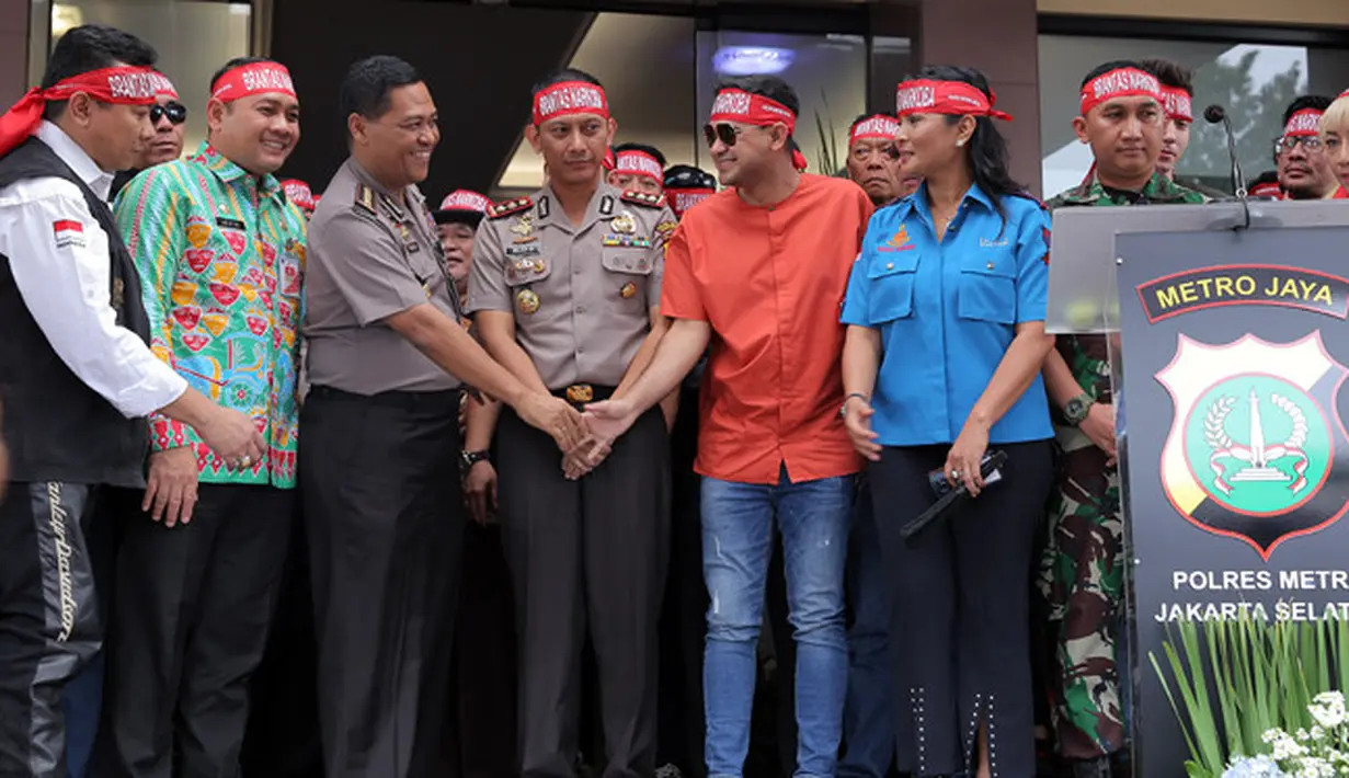 Para selebriti bersama dengan pihak kepolisian membacakan ikrar sebagai bentuk perlawanan terhadap narkoba yang semakin menyeruak belakangan ini.  (Deki Prayoga/Bintang.com)