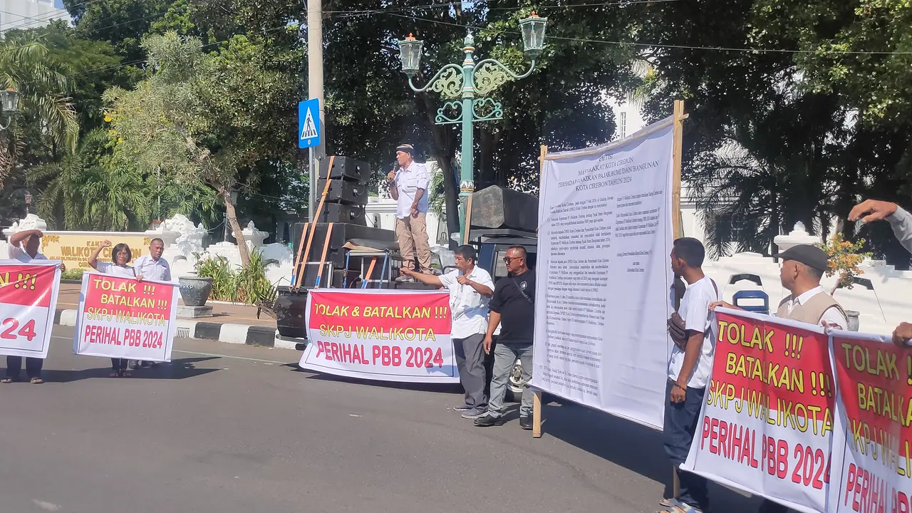 Saat Warga Hingga Tokoh Masyarakat Cirebon Unjuk Rasa Tolak Kenaikan PBB