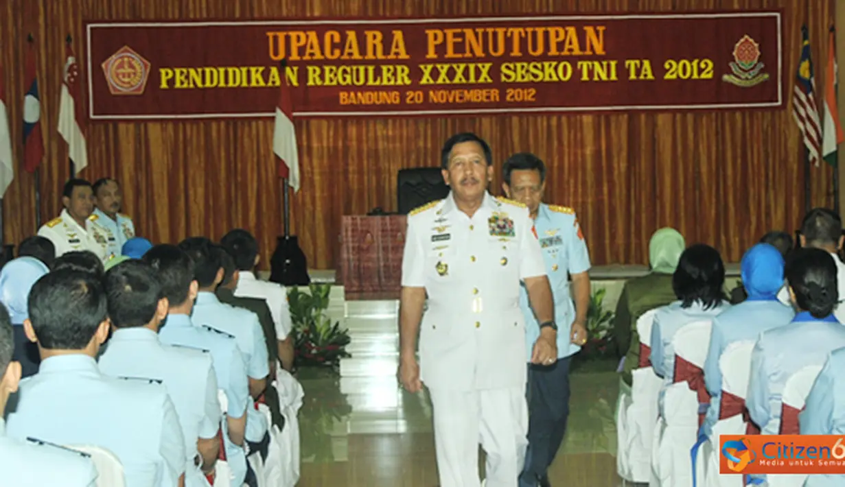 Citizen6, Bandung: Panglima TNI Laksamana TNI Agus Suhartono, bertindak selaku Inspektur Upacara pada penutupan Dikreg XXXIX SeskoTNI 2012 di Sesko TNI Bandung, Jawa Barat, Selasa (20/11/2012). (Pengirim: Badarudin Bakri).