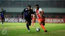 Pemain Persipura Ferinando Pahabol (bawah) berusaha mengambil bola dari pemain Surabaya United, M.Faturahman saat laga 8 besar Piala Jenderal Sudirman di Stadion Maguwoharjo, Sleman, Selasa (22/12/2015). Persipura menang 2-0. (Foto: Boy Harjanto)