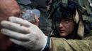 Seorang petugas medis militer memberikan pertolongan pertama kepada seorang tentara yang terluka dalam pertempuran dekat Kremenna di wilayah Luhansk, Ukraina, 16 Januari 2023. Hingga saat ini pejabat Ukraina menolak untuk mengonfirmasi jumlah korban dalam perangnya dengan Rusia, setelah ketua Komisi Uni Eropa pada akhir November 2022 lalu memperkirakan bahwa "lebih dari 20.000 warga sipil dan 100.000 tentara Ukraina telah tewas di Ukraina hingga saat ini." (AP Photo/LIBKOS)