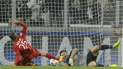 Penyerang Bayern Munchen, Thomas Muller, berusaha membobol gawang Juventus yang dijaga oleh Gianluigi Buffon. Jalannya pertandingan lebih dikuasai oleh Bayern Munchen dengan penguasaan bola 68 persen. (Reuters/Giorgio Perottino)