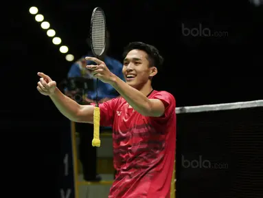 Tunggal putra Indonesia, Jonatan Christie, melakukan selebrasi usai mengalahkan pemain Thailand, Khosit Phetpradab, di Axiata Arena, Selasa (29/8/2017). Jonatan Christie menang 21-19, 21-10 atas Khosit Phetpradab. (Bola.com/Vitalis Yogi Trisna)