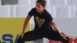 Seorang pemain tim putri Jakarta Elektrik PLN melakukan pemanasan sebelum latihan di Sritex arena, Sriwedari, Solo, Sabtu (8/4). Pada Proliga 2017 Jakarta Elektrik berambisi sapu bersih semua pertandingan di Solo. (Liputan6.com/Gempur M. Surya)