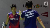 Pebulutangkis ganda putri Indonesia Apriyani Rahayu/Siti Fadia Silva Ramadhanti saat berlaga di babak Perempat Final Indonesia Masters 2023 melawan Jongkolphan Kititharakul/Rawinda Prajongjai (Thailand) di istora Senayan, Jakarta, Jumat (27/1/2023). Apriyani Rahayu/Siti Fadia Silva Ramadhanti harus menyudahi perjuangan mereka pada ajang Indonesia Masters 2023 usai takluk 21-16, 17-21, 18-21. (Liputan6.com/Helmi Fithriansyah)