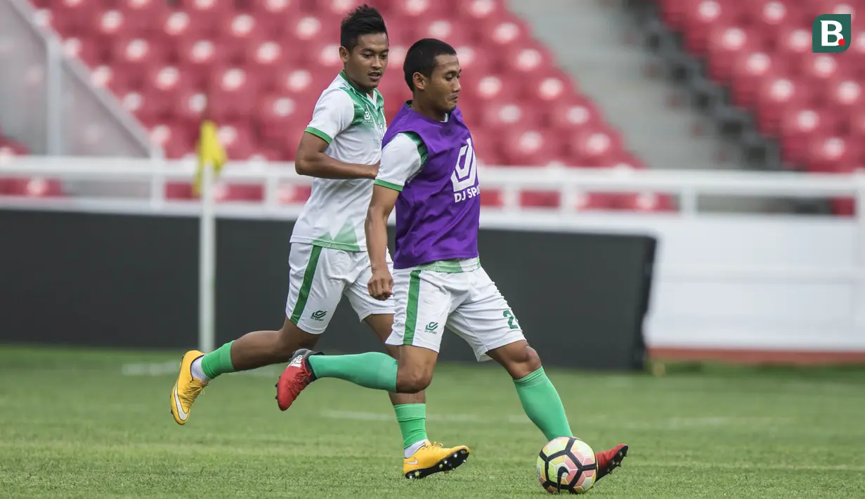 Pemain PSMS Medan, Legimin Raharjo, menggiring bola saat latihan di SUGBK, Jakarta, Jumat (16/2/2018). Latihan ini merupakan persiapan jelang perebutan tempat ketiga Piala Presiden 2018. (Bola.com/Vitalis Yogi Trisna)