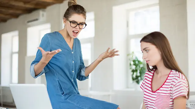 Orang tua sering kali tidak menyadari bahwa kritikan yang berlebihan bisa sangat merusak rasa percaya diri anak.