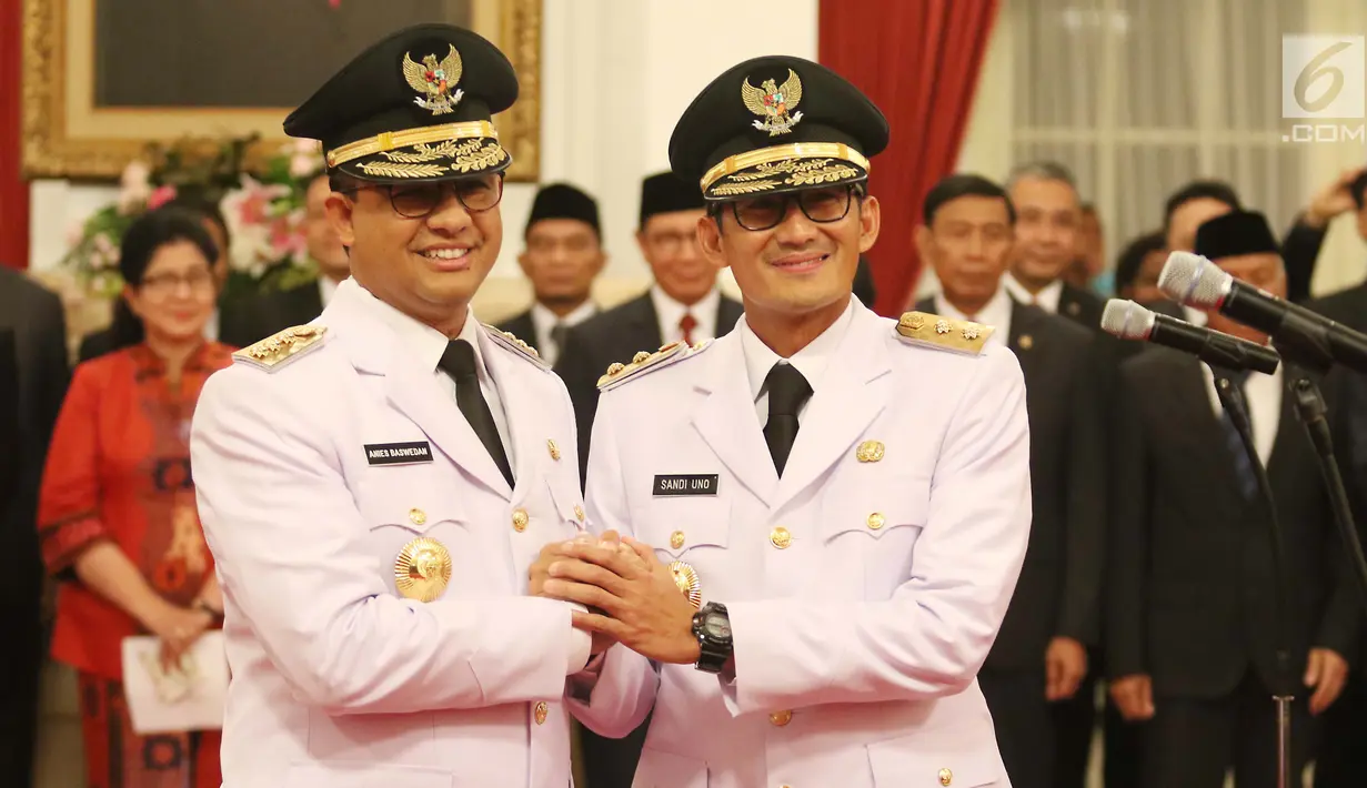Anies Baswedan dan Sandiaga Uno berjabat tangan usai pelantikan Gubernur dan Wakil Gubernur DKI Jakarta periode 2017-2022 di Istana Negara, Jakarta, Senin (16/10). (Liputan6.com/Angga Yuniar)
