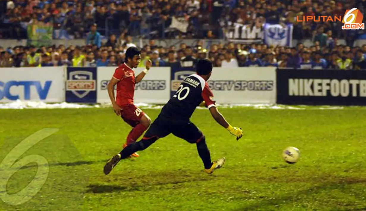 Ilham Udin Armaiyn berhasil mengecoh Catur (penjaga gawang PSIS Semarang) saat menerima umpan matang dari Muchlis (Liputan6.com/Helmi Fithriansyah).