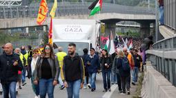 Dua hari setelah pasukan Israel mencegat armada bantuan yang menuju Gaza di Laut Mediterania, gelombang aksi protes terus merebak di berbagai negara, termasuk Italia. (AP Photo/Luca Bruno)