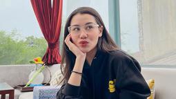 Putri Reza Artamevia ini kini sudah menginjak usia 20 tahun dan sering tampilkan gayanya yang modis. Ia beberapa kali unggah foto fashionable dengan kacamata. (Liputan6.com/IG/@aaliyah.massaid)