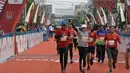 Pelari tiba di garis finish saat mengikuti Semarang 10K di Kota Semarang, Jawa Tengah, Minggu (16/12). Sebanyak 2.000 pelari mengikuti Semarang 10K. (Liputan6.com/Gholib)