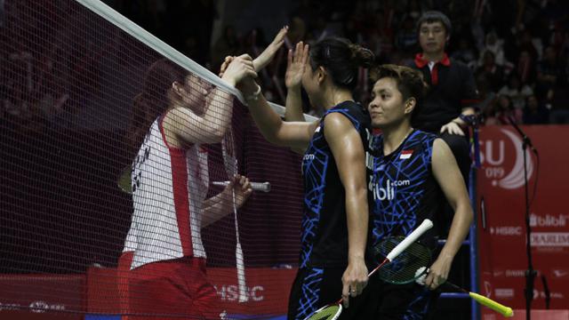 Ganda putri Indonesia, Greysia Polii / Apriyani Rahayu, bersalaman usai dikalahkan ganda Jepang. (Bola.com/Yoppy Renato)