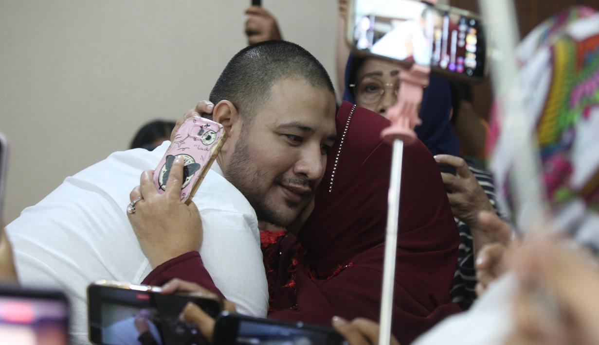 Sebelumnya, Ammar Zoni menjalani sidang secara daring (online) dari Lapas Nusakambangan karena menyandang status narapidana risiko tinggi (high risk). Tampak dalam foto, Pesohor Muhammad Ammar Akbar alias Ammar Zoni memeluk kerabatnya saat dihadirkan secara langsung pada persidangan terkait kasus peredaran narkotika di dalam Lembaga Pemasyarakatan (Lapas) Salemba di Pengadilan Negeri Jakarta Pusat, Kamis (18/12/2025). (merdeka.com/Arie Basuki)