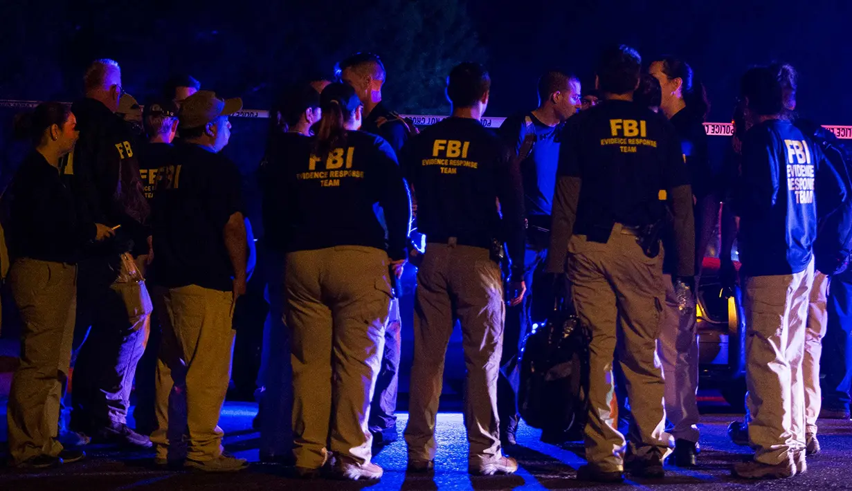 Agen FBI berkumpul di lokasi ledakan di Austin, Texas, (18/3). Sedikitnya dua orang terluka akibat insiden ini setelah beberapa hari tiga bom paket membunuh dua orang di kota yang sama pada awal bulan ini. (Nick Wagner/Austin American-Statesman via AP)