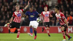 Anthony Martial (tengah) melepaskan tembakan melewati adangan pemain Southampton pada lanjutan Premier League di St Mary's, Southampton, (17/5/2017). MU bermain imbang 0-0 melawan Soton. (Andrew Matthews/PA via AP)