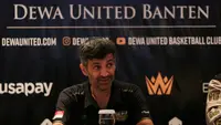 Pelatih Dewa United di IBL 2023, Maximiliano Enrique Seigorman pada sesi konferensi pers di Hotel Episode hari Selasa (10/01/2023). (Bagaskara Lazuardi/Bola.com)