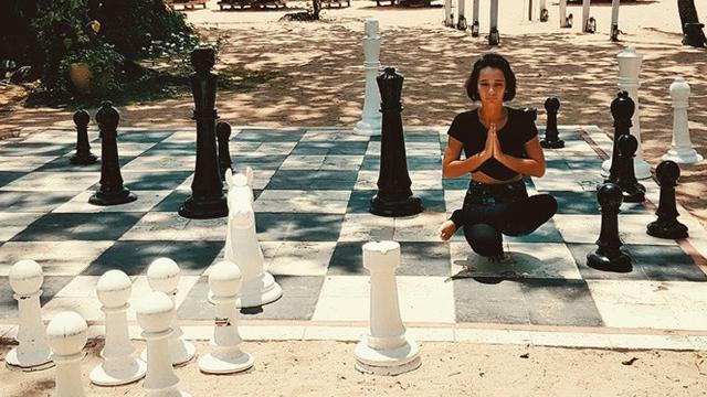 7 Potret Gianina Emanuela, Kakak Adipati Dolken yang Juga Seorang Aktris