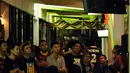 Sejumlah anggota IndoBarca (komunitas suporter klub sepak bola, Barcelona) menggelar acara nonton bareng laga "Blaurgrana" kontra Malaga di Pasar Festival, Jakarta, (21/2/2015). (Liputan6.com/Helmi Fithriansyah)
