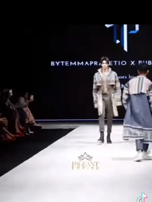 Sebagai penyempurna penampilannya secara keseluruhan, Eddy terlihat mengenakan high-leather shoes berwarna cokelat tua dan kalung di lehernya. Foto: Instagram.