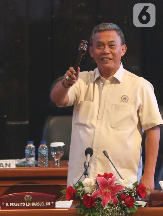 Ketua DPRD DKI Jakarta Prasetyo Edi Marsudi memipin sidang Rapimgab terkait tiga nama calon Penjabat (Pj) Gubernur pengganti Anies Baswedan di Gedung DPRD DKI Jakarta, Selasa (13/9/2022). Dalam pemungutan suara untuk mencari Pj Gubernur DKI pengganti Anies Baswedan, nama Heru Budi Hartono mendapat sembilan suara, Marullah Matali sembilan suara, Juri sebanyak tiga suara, dan Bachtiar mendapat enam suara. (Liputan6.com/Herman Zakharia)