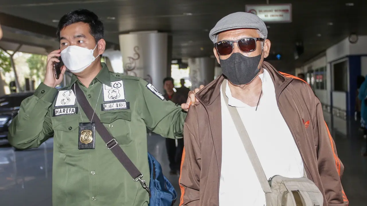 MB, warga Singapura yang melanggar dokumen dideportasi. (Dian Kurniawan/Liputan6.com)