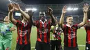 Mario Balotelli (tengah) memberikan salam kepada fans usai laga melawan Olympique de Marseille pada lanjutan Ligue 1 Prancis di "Allianz Riviera" stadium, Nice, (12/9/2016) dini hari WIB. Nice menang 3-2. (AFP/Valery Hache)