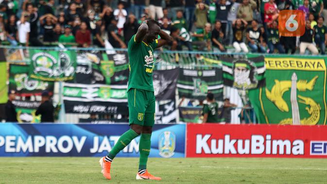 Ekspresi gelandang Persebaya, Makan Konate, setelah gagal penalti saat melawan Bhayangkara FC di Piala Gubernur Jatim 2020 (12/2/2020). (Bola.com/Aditya Wany)