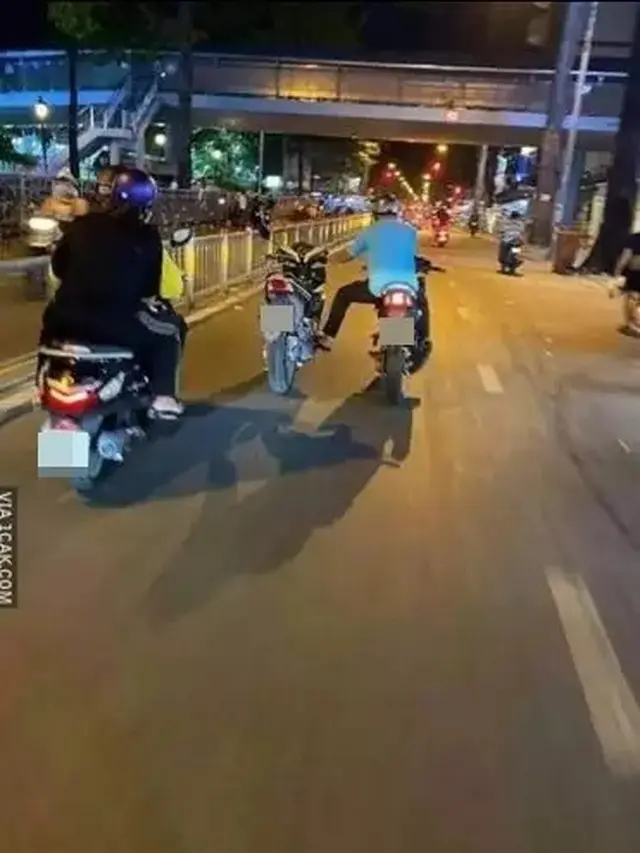 10 Potret Absurd Orang Bantu Dorong Kendaraan Mogok Ini Bikin Geleng Kepala