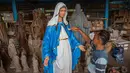 Momen perayaan Natal menjadi berkah bagi perajin di Kabupaten Bantul, Yogyakarta. Tampak dalam foto, seorang pekerja membersihkan patung keagamaan Kristen di bengkel kerajinan Studio Malta Jaya di Bantul, Yogyakarta, pada Kamis 18 Desember 2025. (DEVI RAHMAN/AFP)