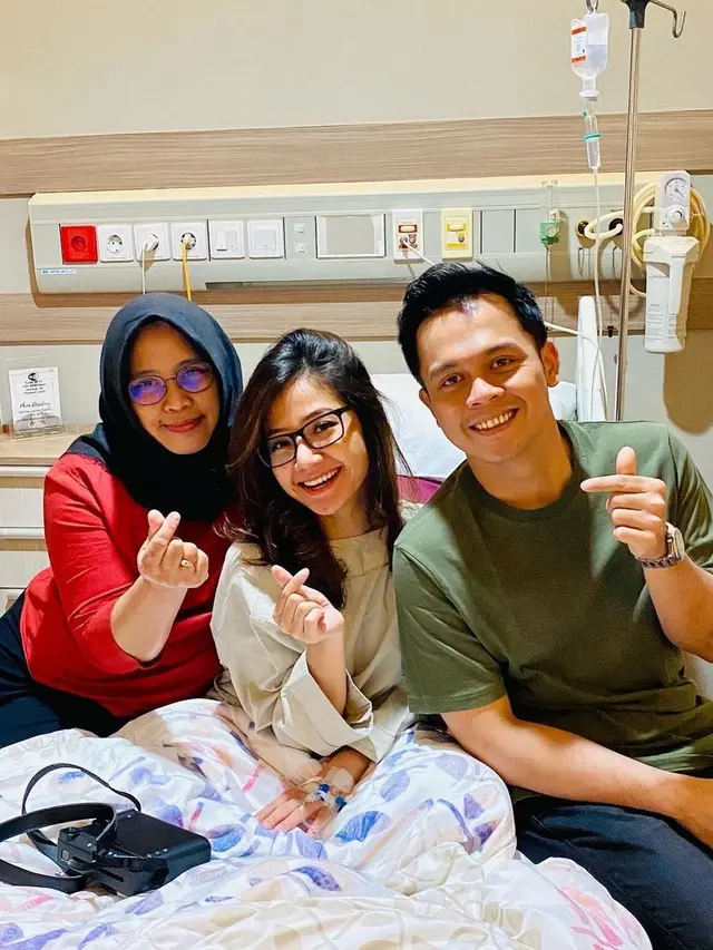 6 Potret Rio Alief Setia Mendampingi Clerence Chyntia saat Jalani Perawatan
