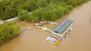 Foto dari udara memperlihatkan dermaga yang terendam banjir Sungai Kuning di Chengguan, Kota Lanzhou, Provinsi Gansu, China, Selasa (21/7/2020). Stasiun hidrologi Lanzhou di Sungai Kuning menyaksikan banjir kedua tahun ini dengan aliran air mencapai 3.000 meter kubik per detik. (Xinhua/Fan Peishen)