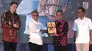 Ketua Dewan Komisioner OJK Wimboh Santoso memberikan bingkisan kepada Menteri Riset, Teknologi, dan Pendidikan Tinggi (Menristekdikti) Mohamad Nasir (kedua kanan) dalam acara Aksi Mahasiswa dan Pemuda Indonesia Menabung (AKSiMUDA) 2019 di Jakarta, Selasa (30/7/2019). (merdeka.com/Iqbal S Nugroho)