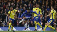 Tiga pemain Everton mengepung gelandang Chelsea, Eden Hazard (depan), pada laga lanjutan Premier League 2016-2017, di Stadion Stamford Bridge, Sabtu (5/11/2016) malam WIB. Everton takluk dengan skor telak, 0-5.  (Reuters/Andrew Couldridge)