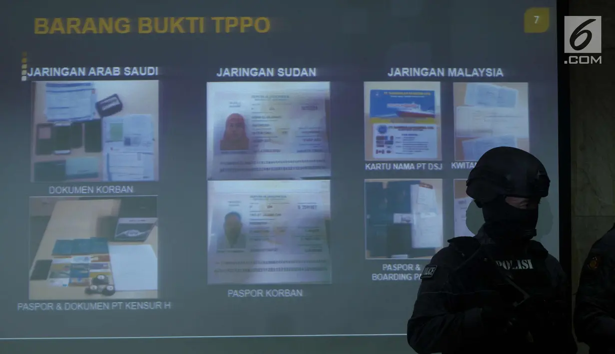 Layar monitor menampilkan foto barang bukti Tindak Pidana Perdagangan Orang saat rilis di Bareskrim Mabes Polri, Jakarta, Senin (23/4). Bareskrim Polri menahan delapan tersangka kasus Tindak Pidana Perdagangan Orang. (Liputan6.com/Helmi Fithriansyah)
