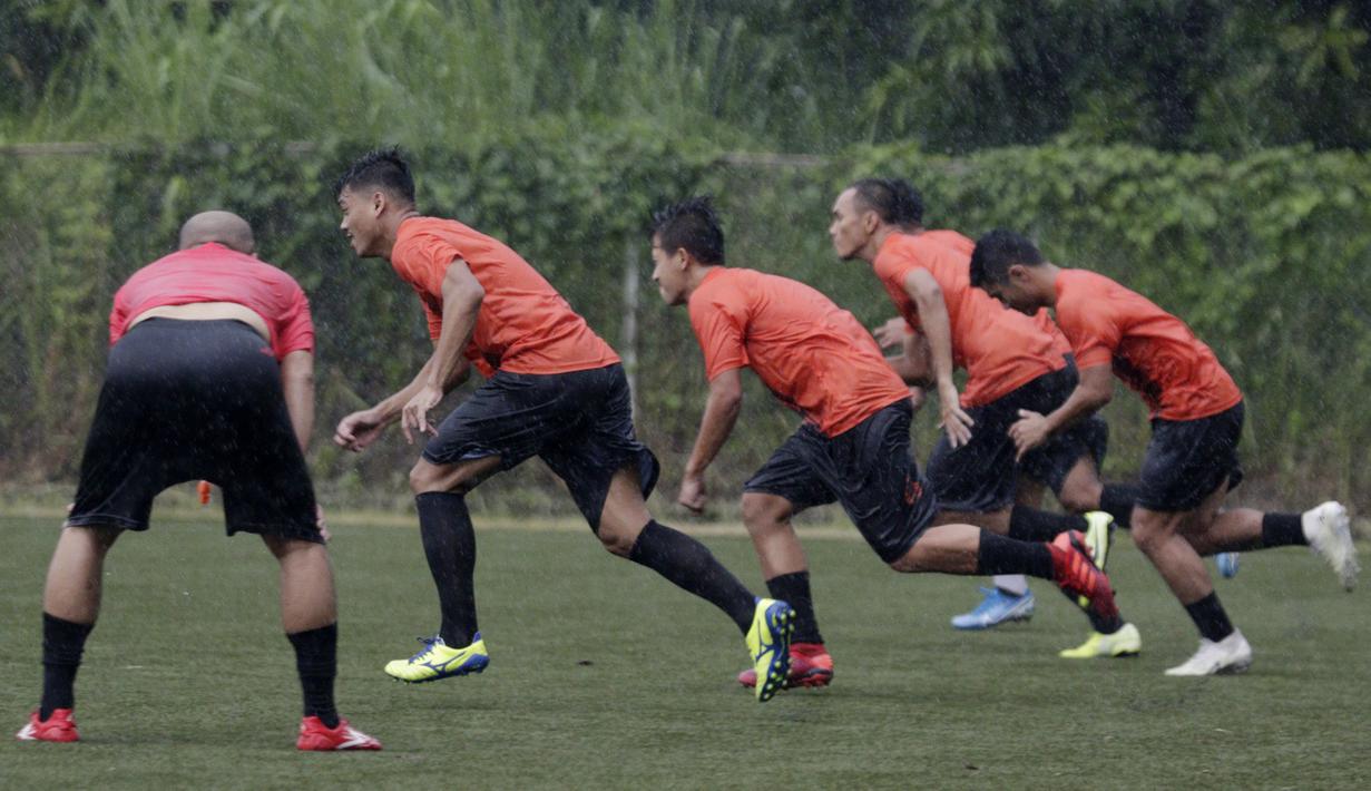 FOTO: Hujan Deras, Petir dan Tiarap Pemain Warnai Sesi Latihan Persija