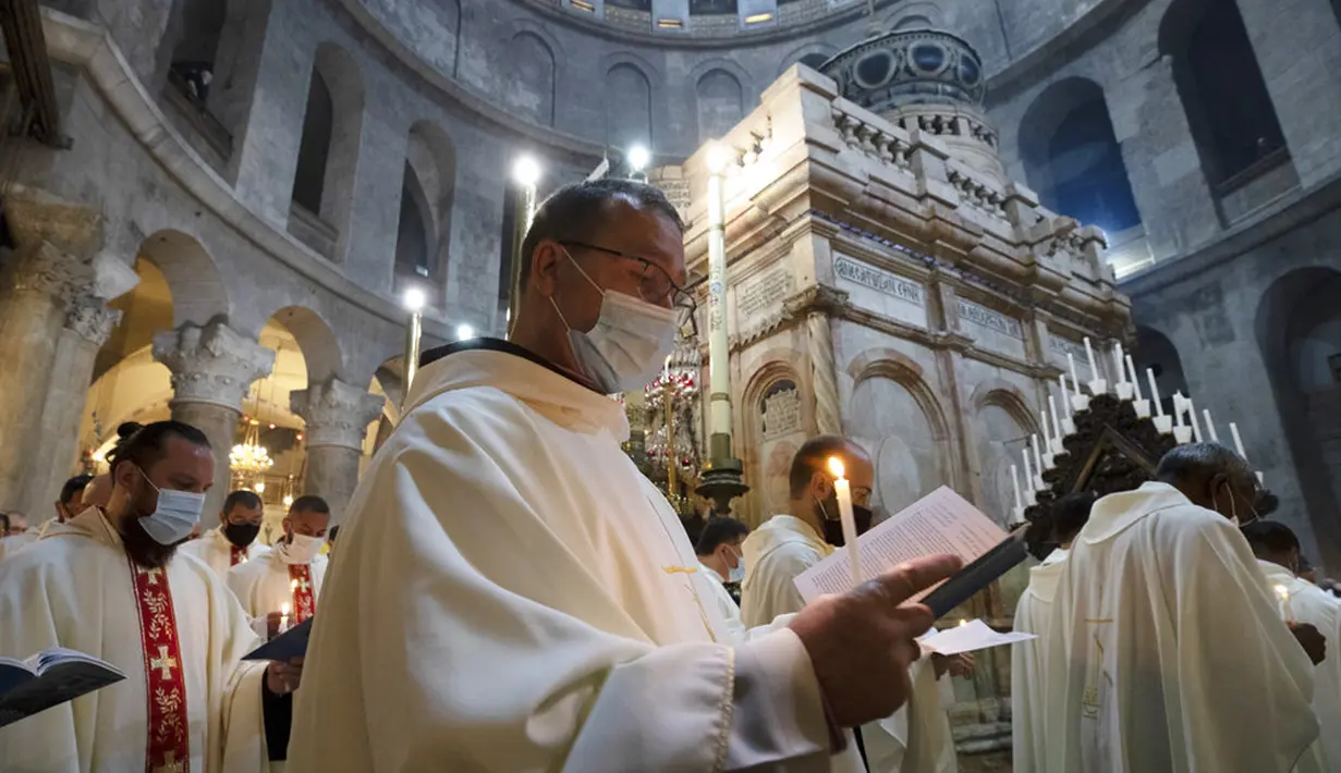 Para imam mengelilingi Makam Kudus pada misa Kamis Putih yang dipimpin oleh Patriark Latin di Kota Tua Yerusalem, Kamis (1/4/2021). Kamis Putih adalah hari Kamis sebelum Paskah dimana umat Kristen memiliki tradisi memperingati Perjamuan Malam terakhir yang dipimpin Yesus. (AP Photo/Maya Alleruzzo)