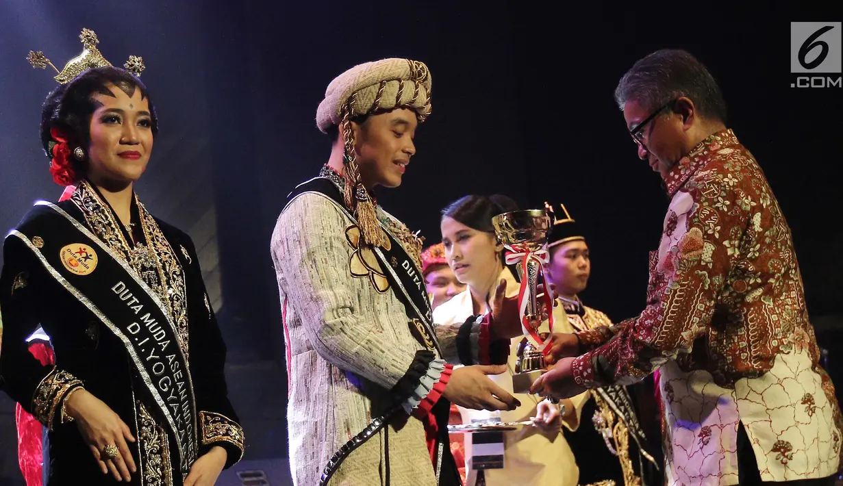 Sekjen Kementerian Luar Negeri RI, Mayer Fas memberikan piala kepada Wendra Tandribali dari DKI Jakarta pada malam final Duta Muda ASEAN-Indonesia 2017 di Balai Sarbini, Jakarta, Selasa (29/08). (Liputan6.com/Herman Zakharia)