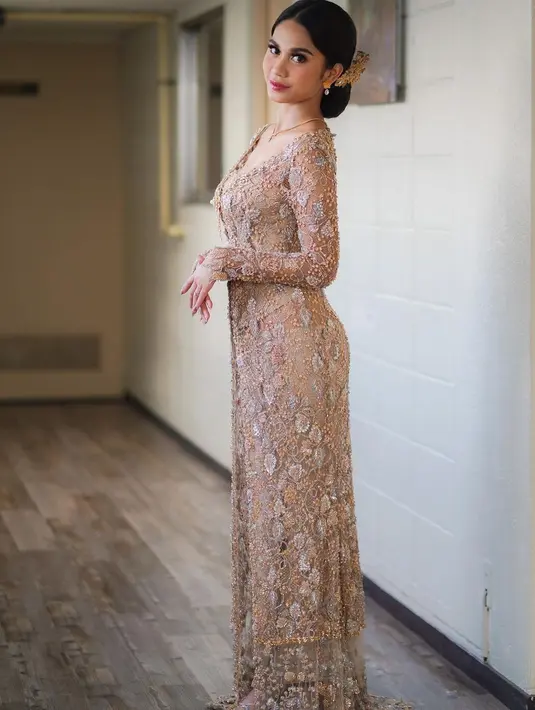 Kebaya panjang dengan nuansa nude, menghadirkan kesan romantis pada tampilan Zize.   [@azizahsalsha_].