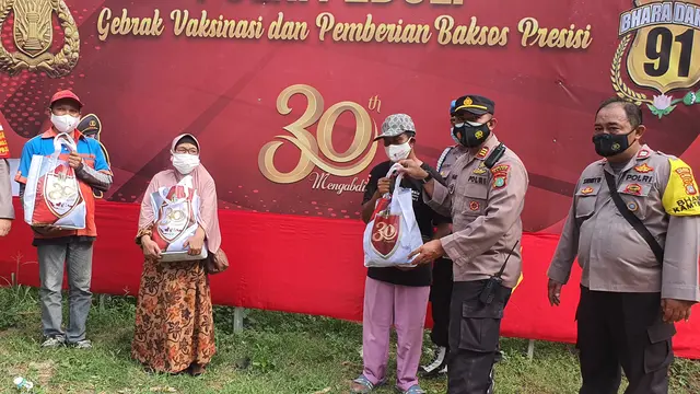 Polsek Sawangan bagikan sembako untuk warga terdampak pandemi Covid-19 di Kota Depok