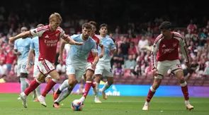 Pemain Arsenal Martin Odegaard (kiri) mencetak gol ketiga timnya dalam laga final FA Community Shield antara Arsenal vs Manchester City di Cardiff, Wales, Minggu, 16 Agustus 2026. (AP Photo/Alastair Grant)