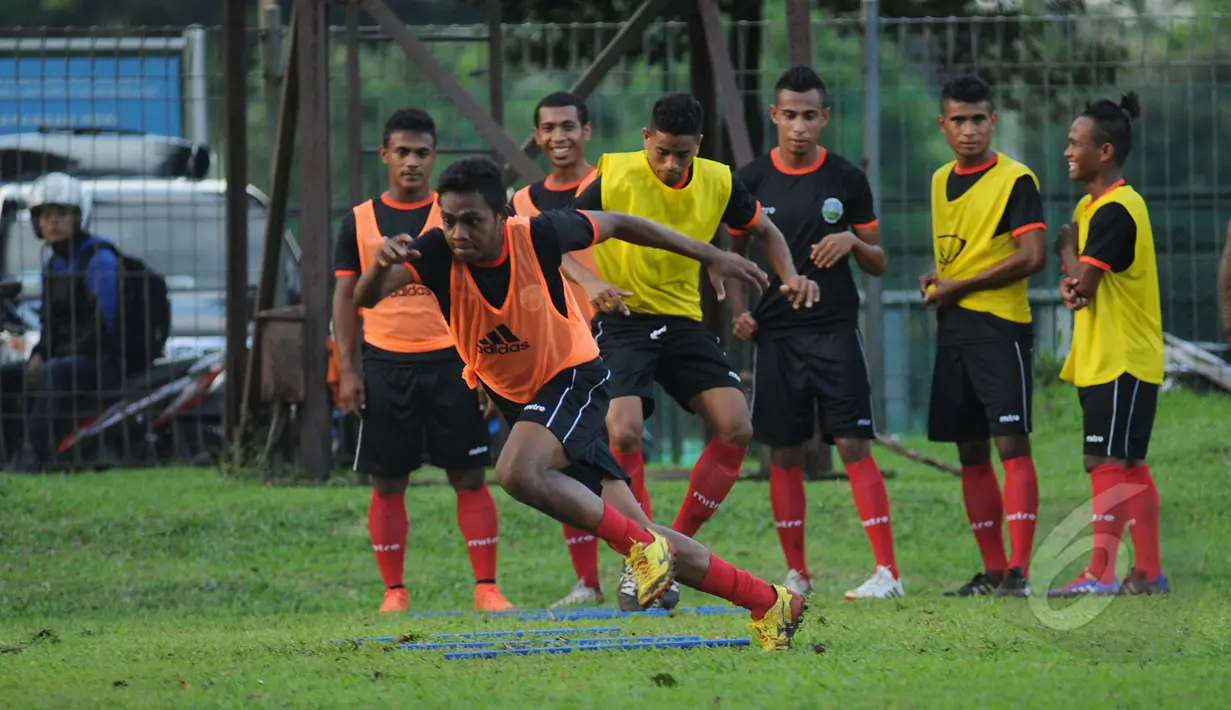 Jelang berlaga di kualifikasi grup H Piala Asia 2016, timnas Timor Leste U-23 melakukan latihan di Lapangan C Senayan, Jakarta, Kamis (26/3/2015). Kualifikasi grup H Piala Asia 2016 akan berlangsung pada 27-31 Maret 2015. (Liputan6.com/Helmi Fithriansyah)