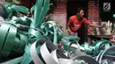 Andri saat menyelesaikan pembuatan kerangka ondel-ondel di Jakarta, Selasa (19/3). Dalam sehari Andri mampu memproduksi sekitar 50-70 buah ondel-ondel yang dibanderol dengan harga Rp 30 ribu-Rp 50 ribu per buah. (merdeka.com/ Iqbal S. Nugroho)
