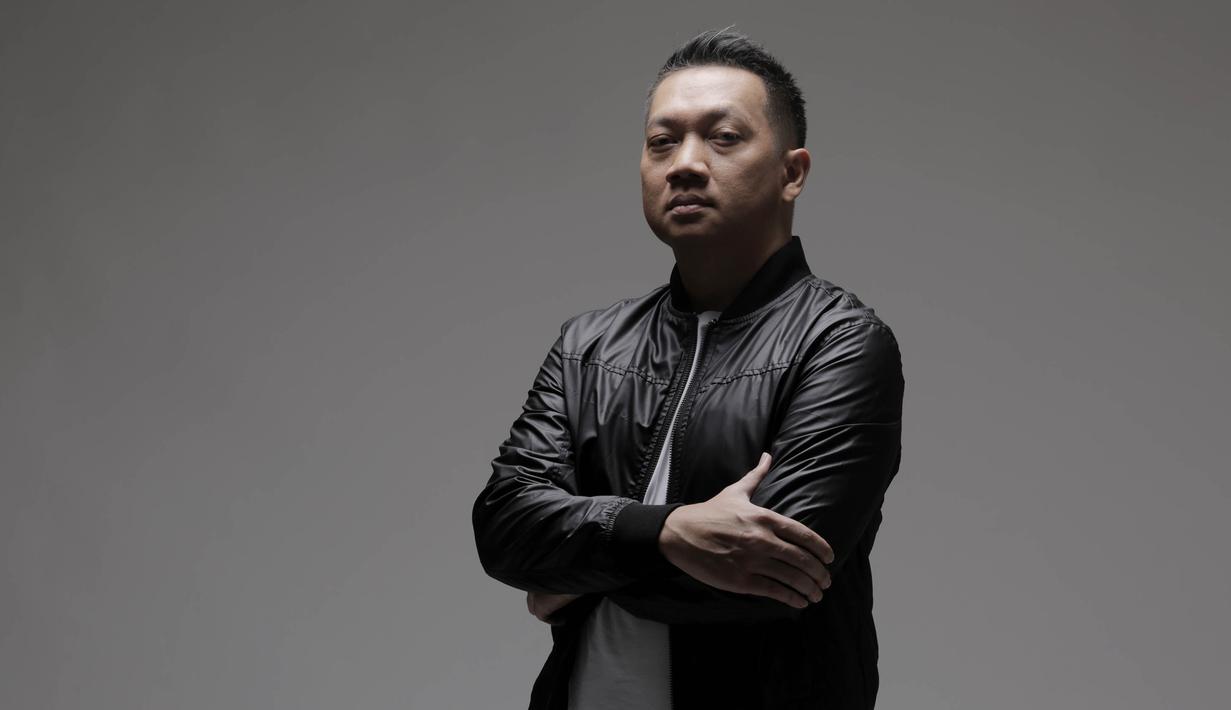 Menjadi narasumber di acara olahraga ESPN dan komentator dalam pertandingan sepak bola. (Bola.com/M Iqbal Ichsan)