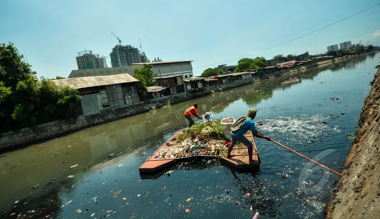 Petugas kebersihan membersihkan sampah yang menumpuk di Kali Sentiong, Jakarta, Selasa (31/3/2015). Perilaku buruk masyarakat yang membuang sampah sembarangan ke kali menjadi salah satu penyebab banjir yang terjadi di Ibukota. (Liputan6.com/Faizal Fanani)