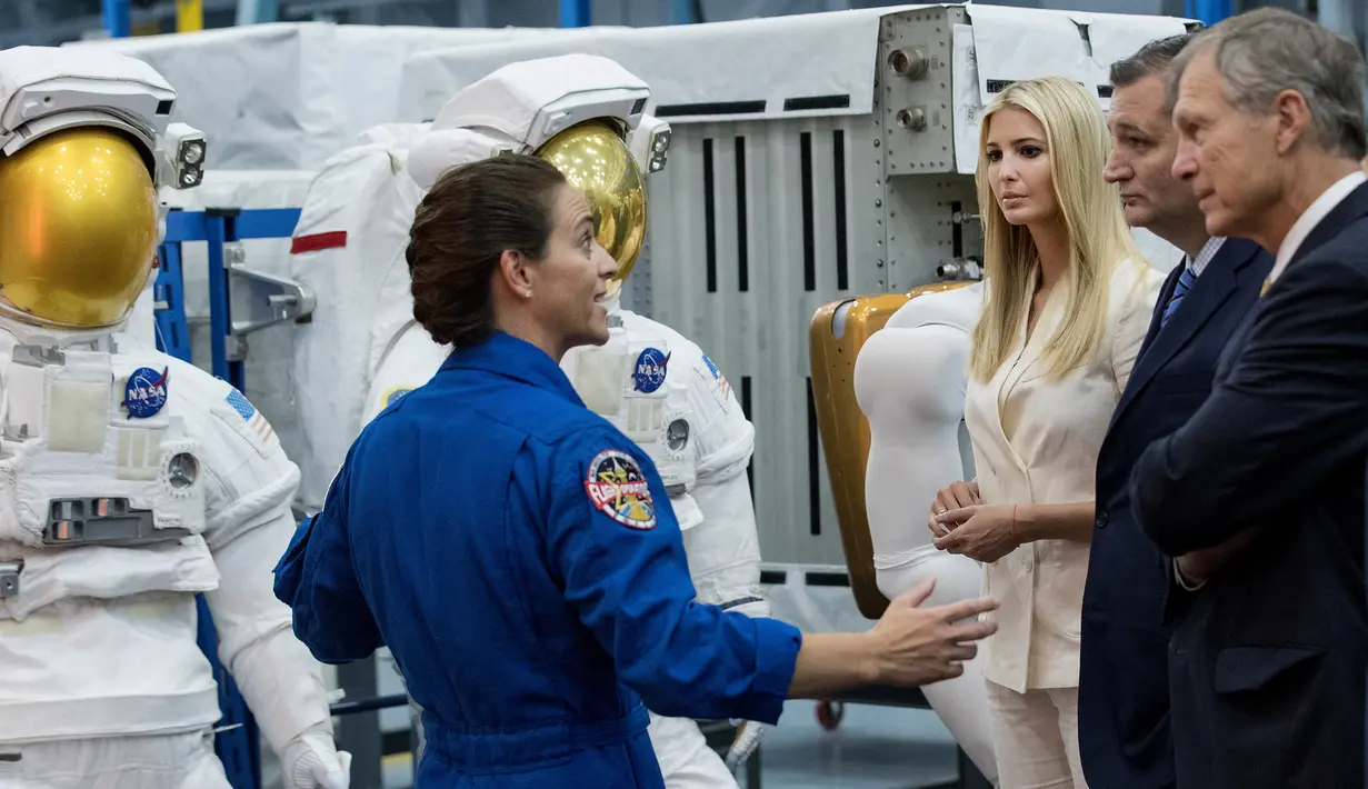 Ivanka Trump mendengarkan penjelasan astronot Nicole Mann di kantor NASA di Johnson Space Center, AS (20/9). Ivanka juga berkesempatan berbincang dengan para awak stasiun ruang angkasa melalui sambungan telepon. (Brett Coomer/Houston Chronicle via AP)